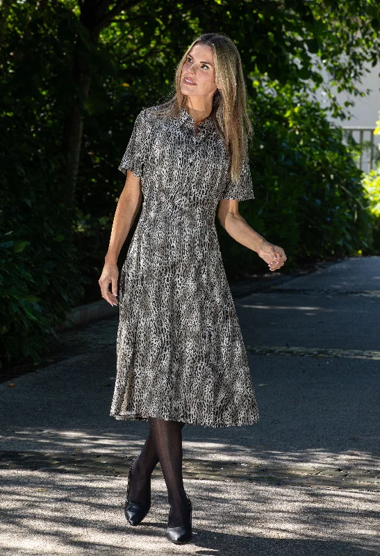  The Latest TrendsAnimal Print Midi Shirt Dress