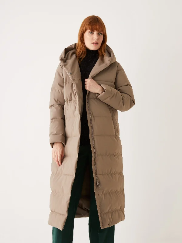  Women's Plus-Size Casual OutfitThe Highland Long Puffer Coat in Walnut